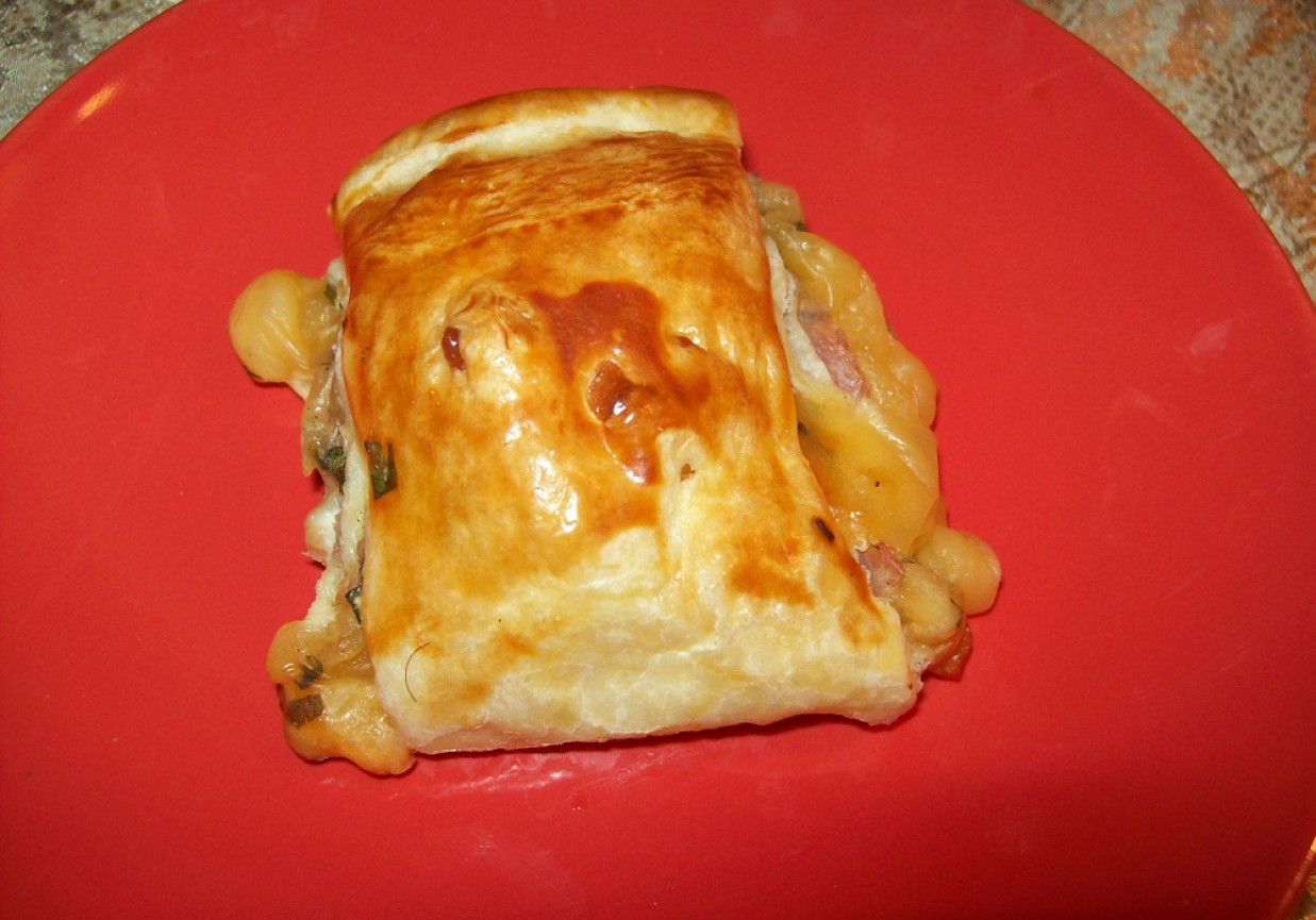 Ciasto francuskie z farszem z szynki i sera zółtego foto