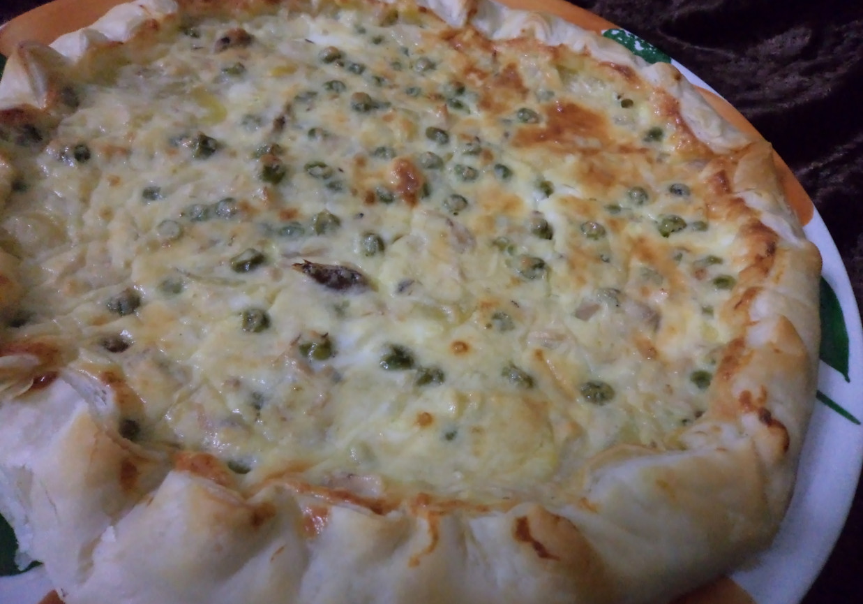 Ciasto francuskie z groszkiem i makrelą foto