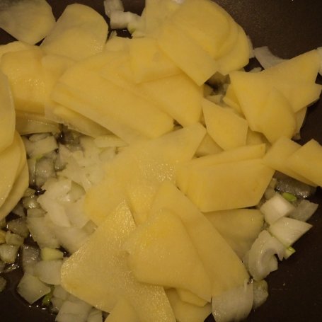 Krok 1 - Ciasto francuskie z groszkiem i makrelą foto