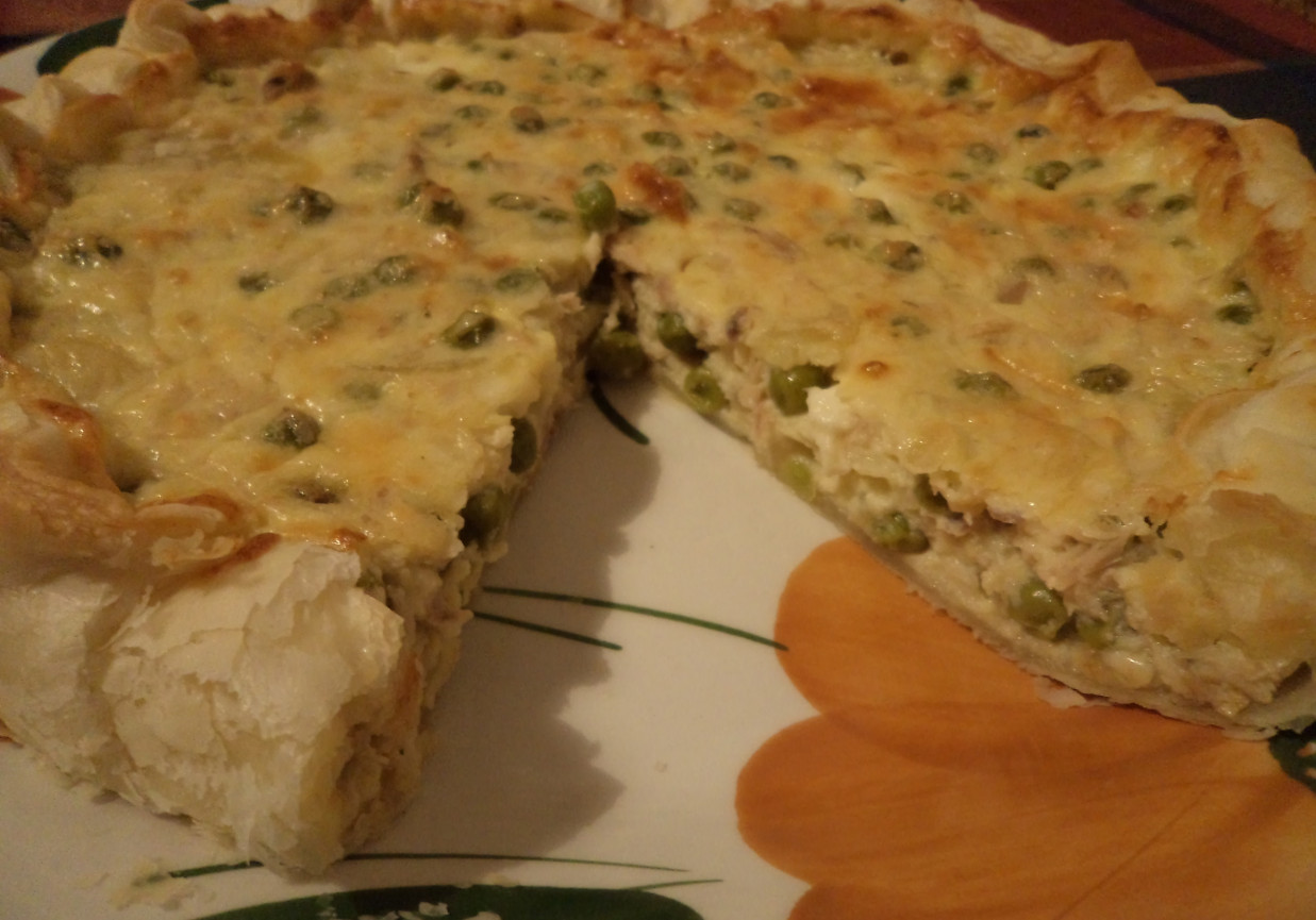 Ciasto francuskie z groszkiem i makrelą foto