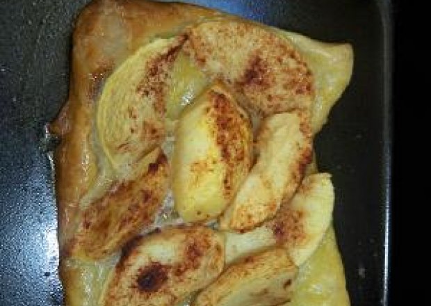 Fotografia przedstawiająca Ciasto francuskie z jabłkami i cynamonem