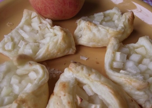 Fotografia przedstawiająca Ciasto francuskie z jabłkiem