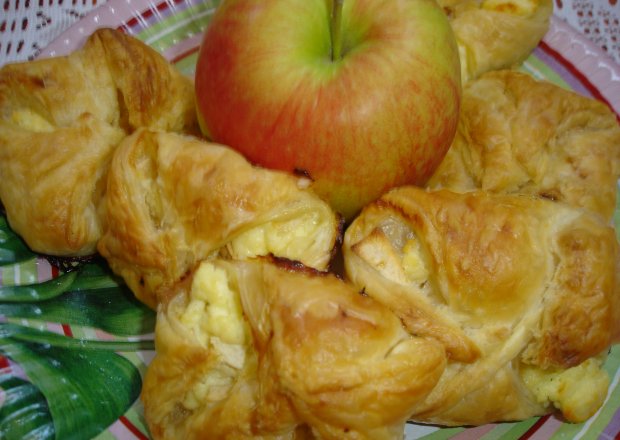 Fotografia przedstawiająca ciasto francuskie z jabłkiem