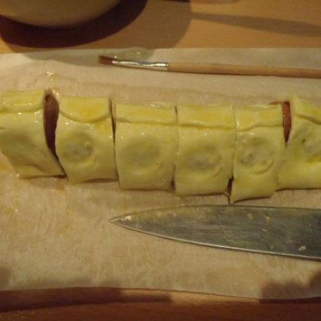 Krok 2 - Ciasto francuskie z kiełbaską - szybkie przekąski foto