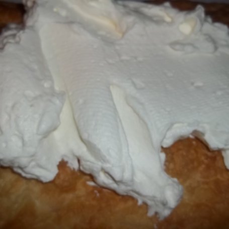 Krok 6 - Ciasto francuskie z kremem i bitą śmietaną  foto