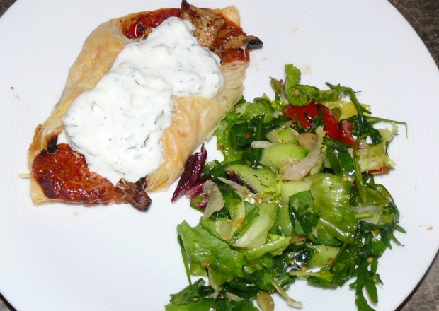 Fotografia przedstawiająca Ciasto francuskie z kurczakiem i warzywami