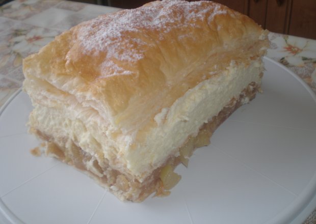 Fotografia przedstawiająca Ciasto francuskie z masą i gruszkami