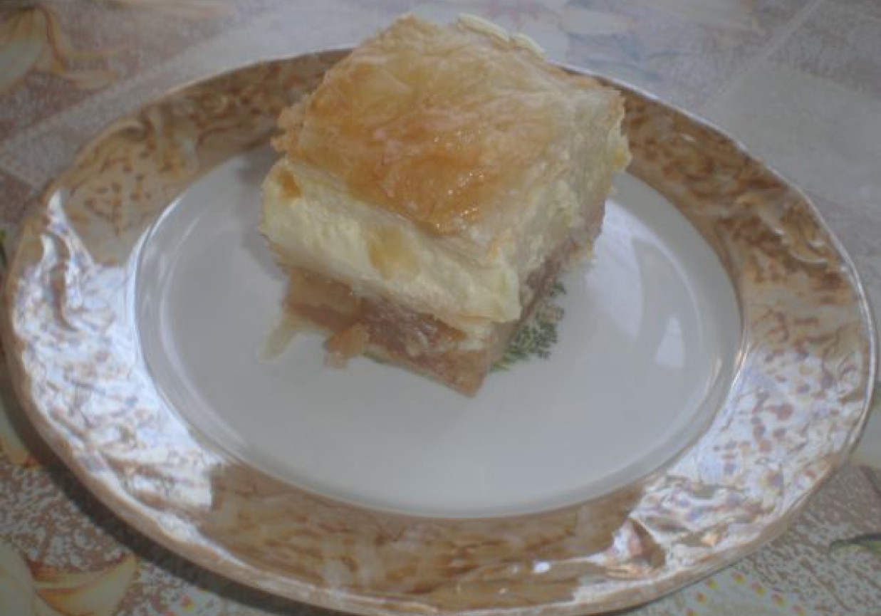 Ciasto francuskie z masą i gruszkami foto