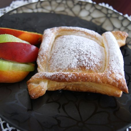 Krok 7 - ciasto francuskie z owocami i serkiem foto
