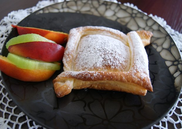 Fotografia przedstawiająca ciasto francuskie z owocami i serkiem