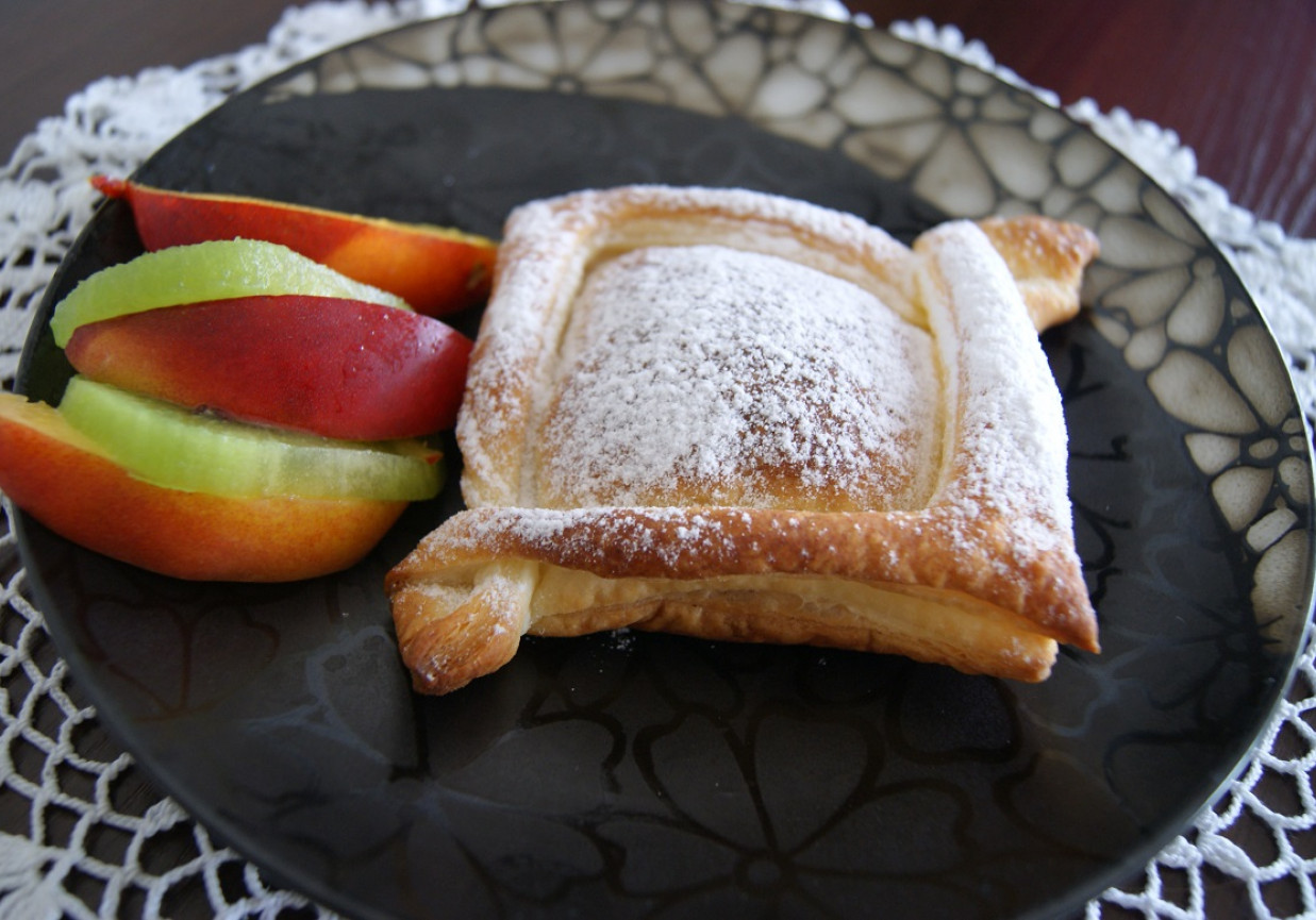 ciasto francuskie z owocami i serkiem foto