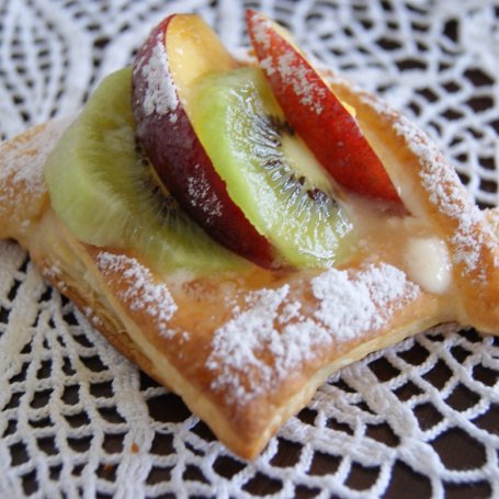 Krok 1 - ciasto francuskie z owocami i serkiem foto
