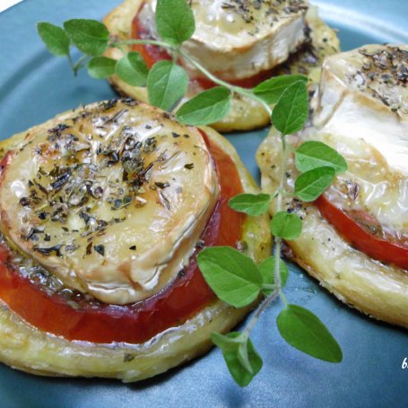 Krok 7 - Ciasto francuskie z pesto, pomidorami i kozim serem foto