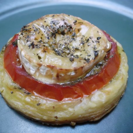 Krok 6 - Ciasto francuskie z pesto, pomidorami i kozim serem foto