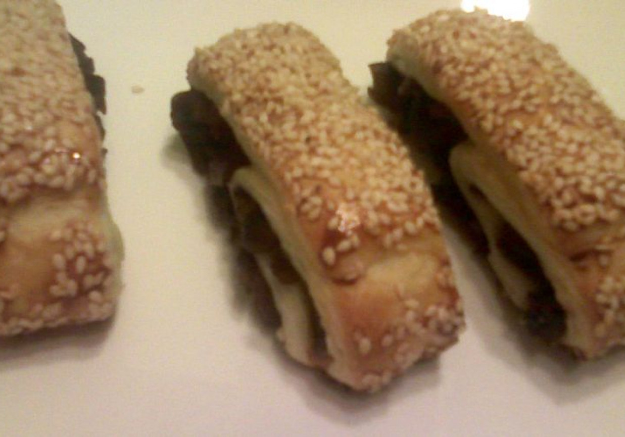 Ciasto francuskie z pieczarkami foto