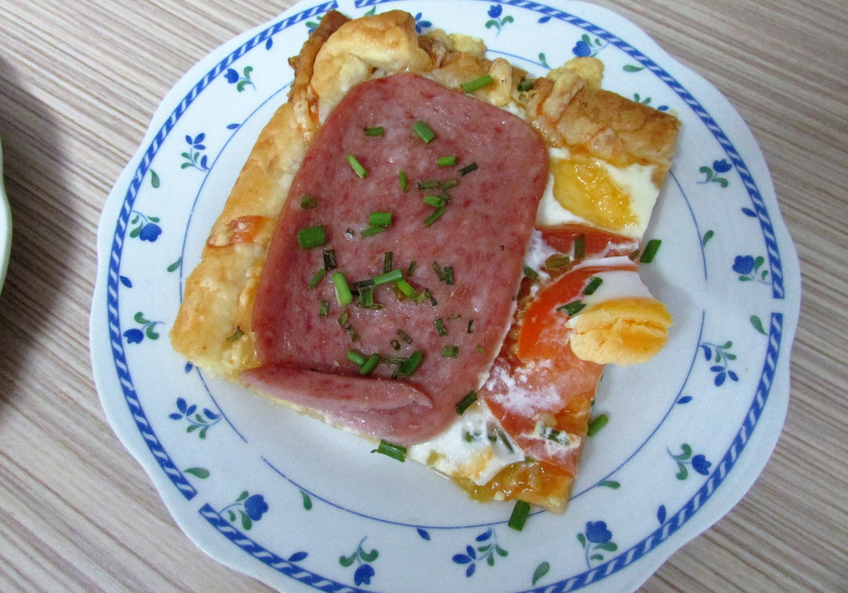 Ciasto francuskie z pomidorem i mielonką foto