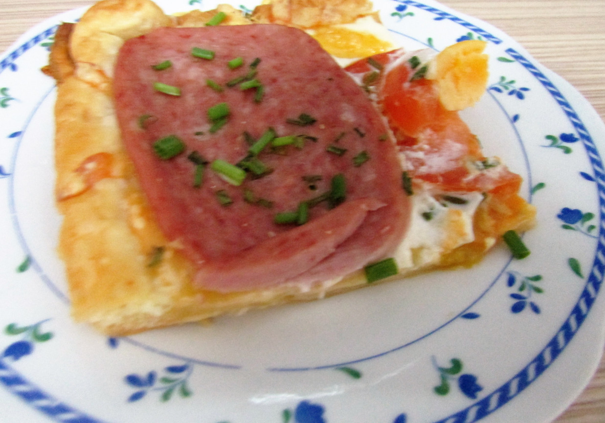 Ciasto francuskie z pomidorem i mielonką foto