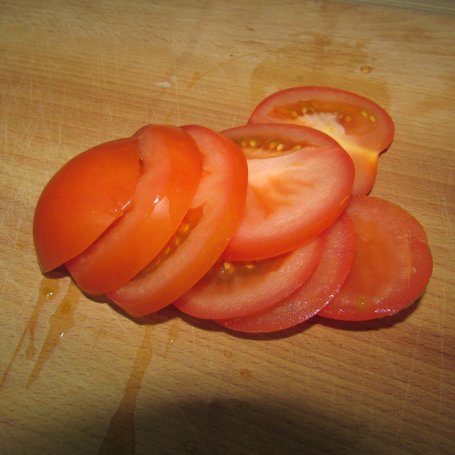 Krok 3 - Ciasto francuskie z pomidorem i mielonką foto