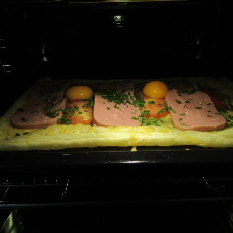 Krok 6 - Ciasto francuskie z pomidorem i mielonką foto