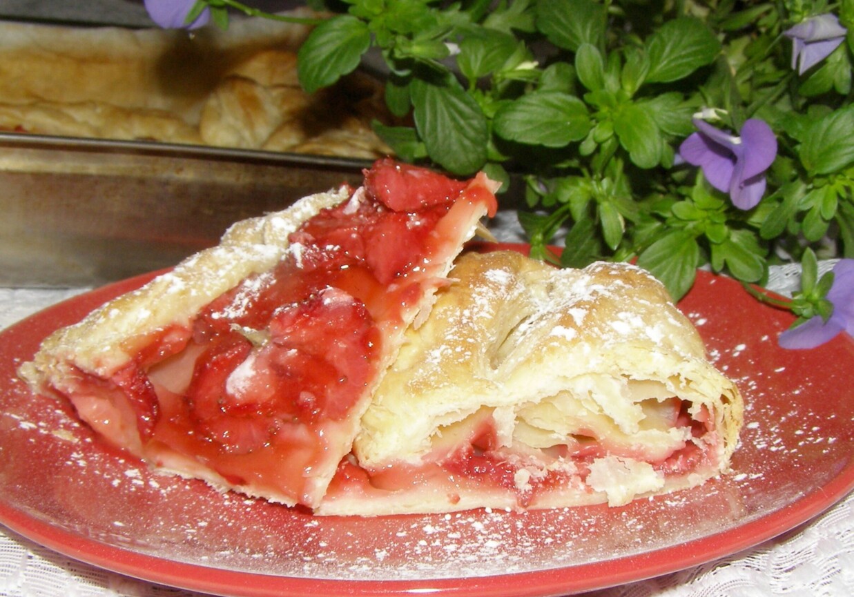 Ciasto francuskie z truskawkami foto
