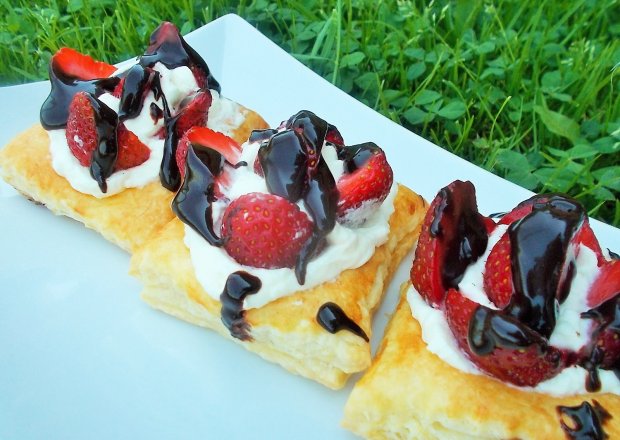 Fotografia przedstawiająca Ciasto francuskie z truskawkami