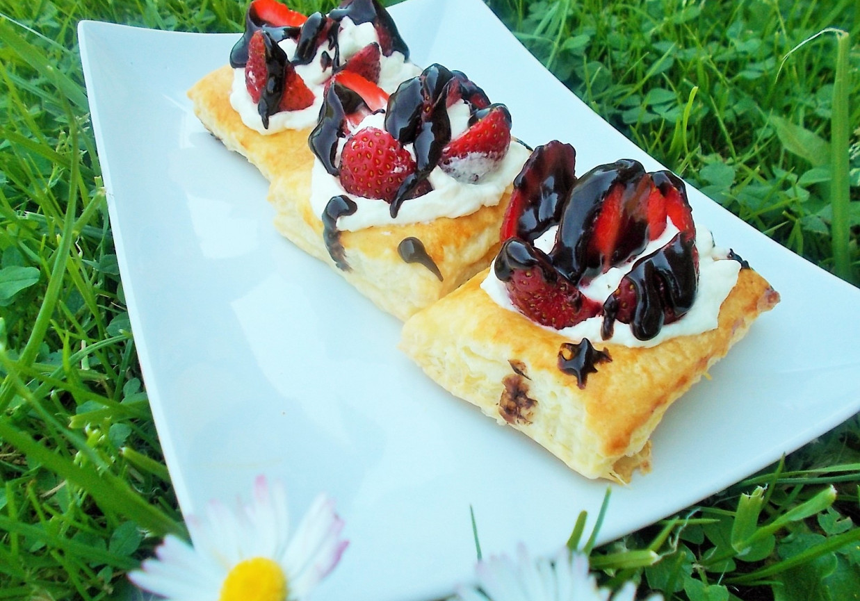 Ciasto francuskie z truskawkami DoradcaSmaku.pl