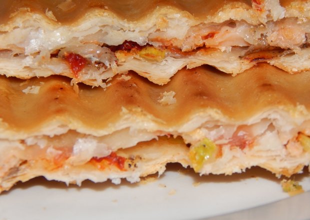 Fotografia przedstawiająca Ciasto francuskie z wędzonym łososiem - jak tosty