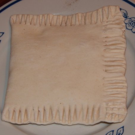 Krok 5 - Ciasto francuskie z wędzonym łososiem - jak tosty foto