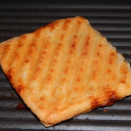 Krok 7 - Ciasto francuskie z wędzonym łososiem - jak tosty foto
