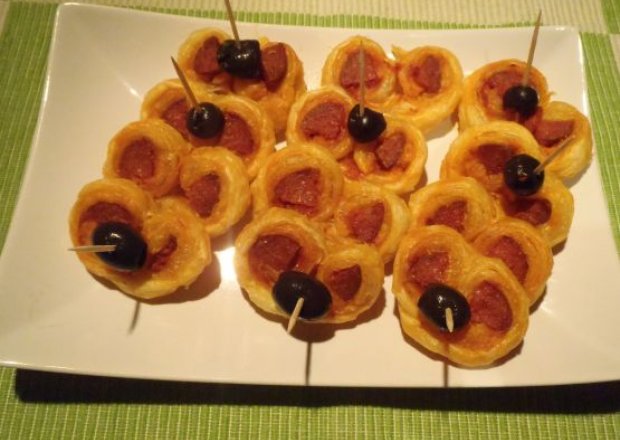 Fotografia przedstawiająca Ciasto francuskie z wegierską kiełbasą