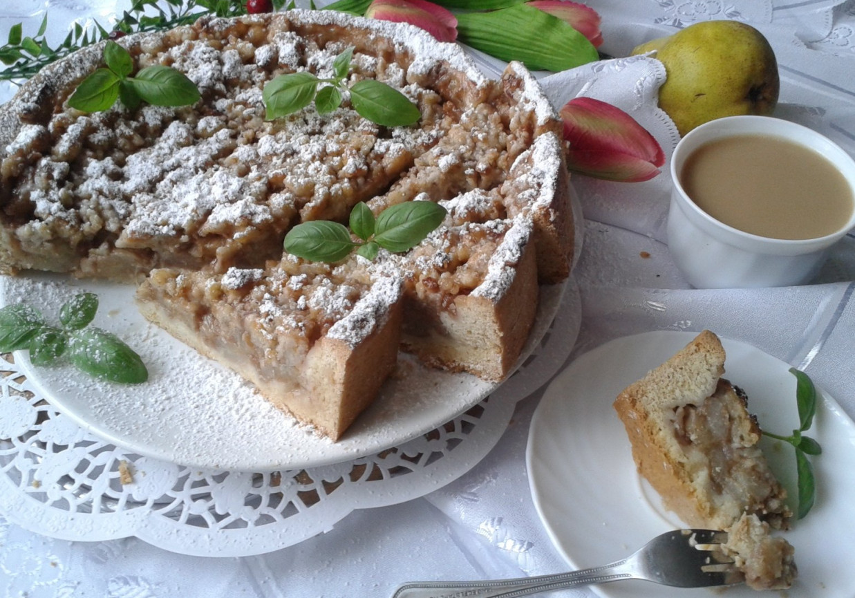 Ciasto gruszkowe z orzechową kruszonką foto