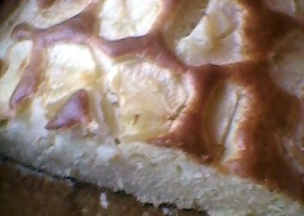 Fotografia przedstawiająca ciasto jabłkowe na kefirze