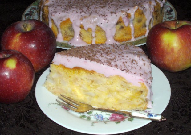 Fotografia przedstawiająca ciasto jabłkowe z jogurtową galaretką...