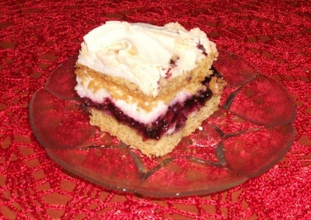 Fotografia przedstawiająca Ciasto jagodowe z bezą