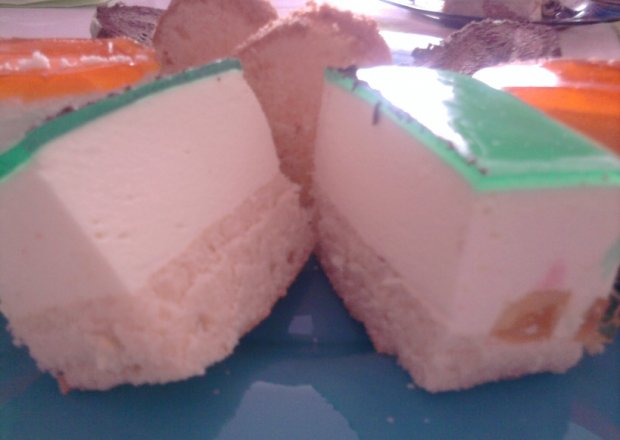 Fotografia przedstawiająca Ciasto jogurtowe z galaretka