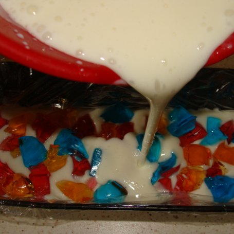 Krok 5 - Ciasto jogurtowe z galaretkami foto