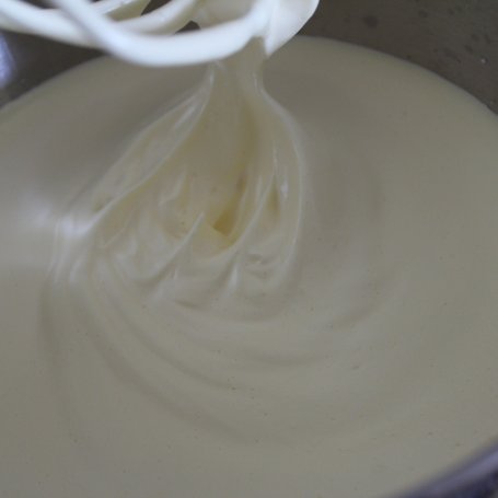 Krok 2 - Ciasto jogurtowe z lukrem foto