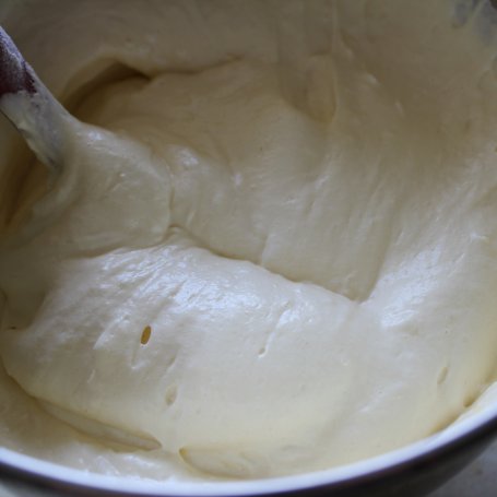 Krok 3 - Ciasto jogurtowe z lukrem foto