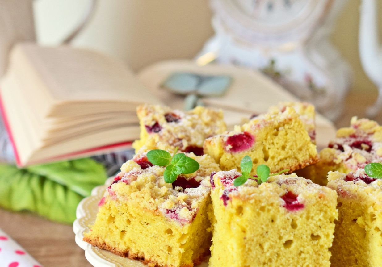 Ciasto jogurtowe z malinami i cytrynową kruszonką foto