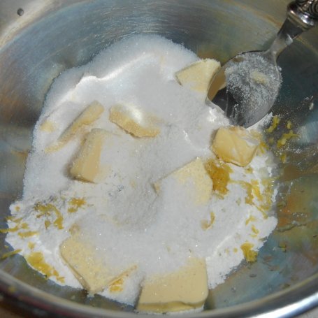 Krok 1 - Ciasto jogurtowe z malinami i cytrynową kruszonką foto