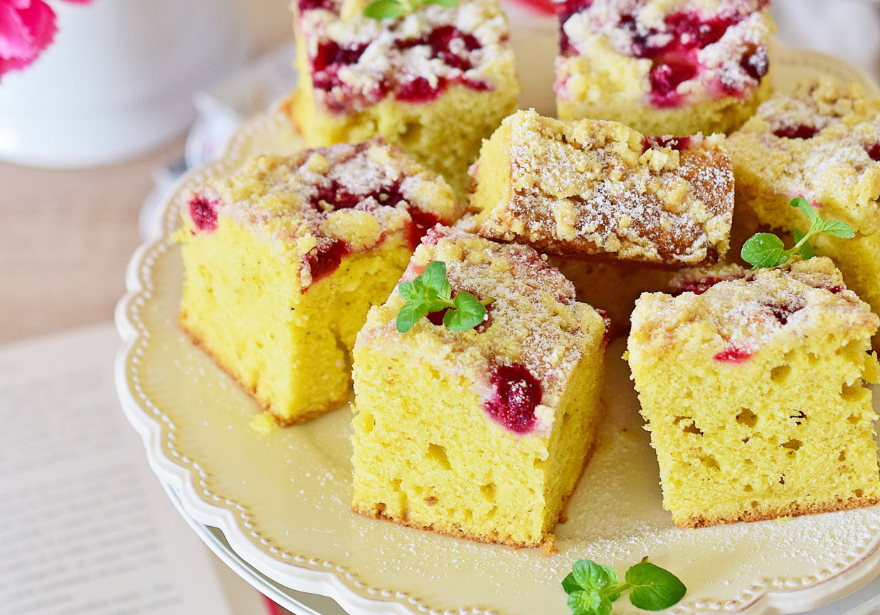 Ciasto jogurtowe z malinami i cytrynową kruszonką foto