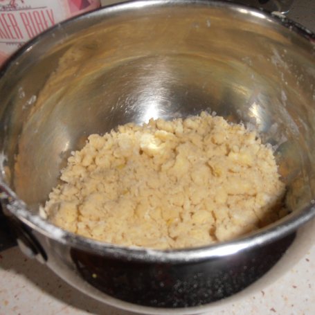 Krok 2 - Ciasto jogurtowe z malinami i cytrynową kruszonką foto