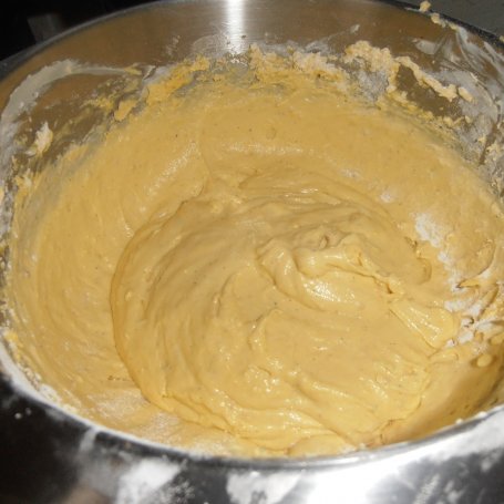 Krok 3 - Ciasto jogurtowe z malinami i cytrynową kruszonką foto