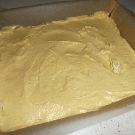 Krok 4 - Ciasto jogurtowe z malinami i cytrynową kruszonką foto