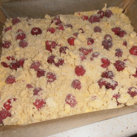 Krok 5 - Ciasto jogurtowe z malinami i cytrynową kruszonką foto