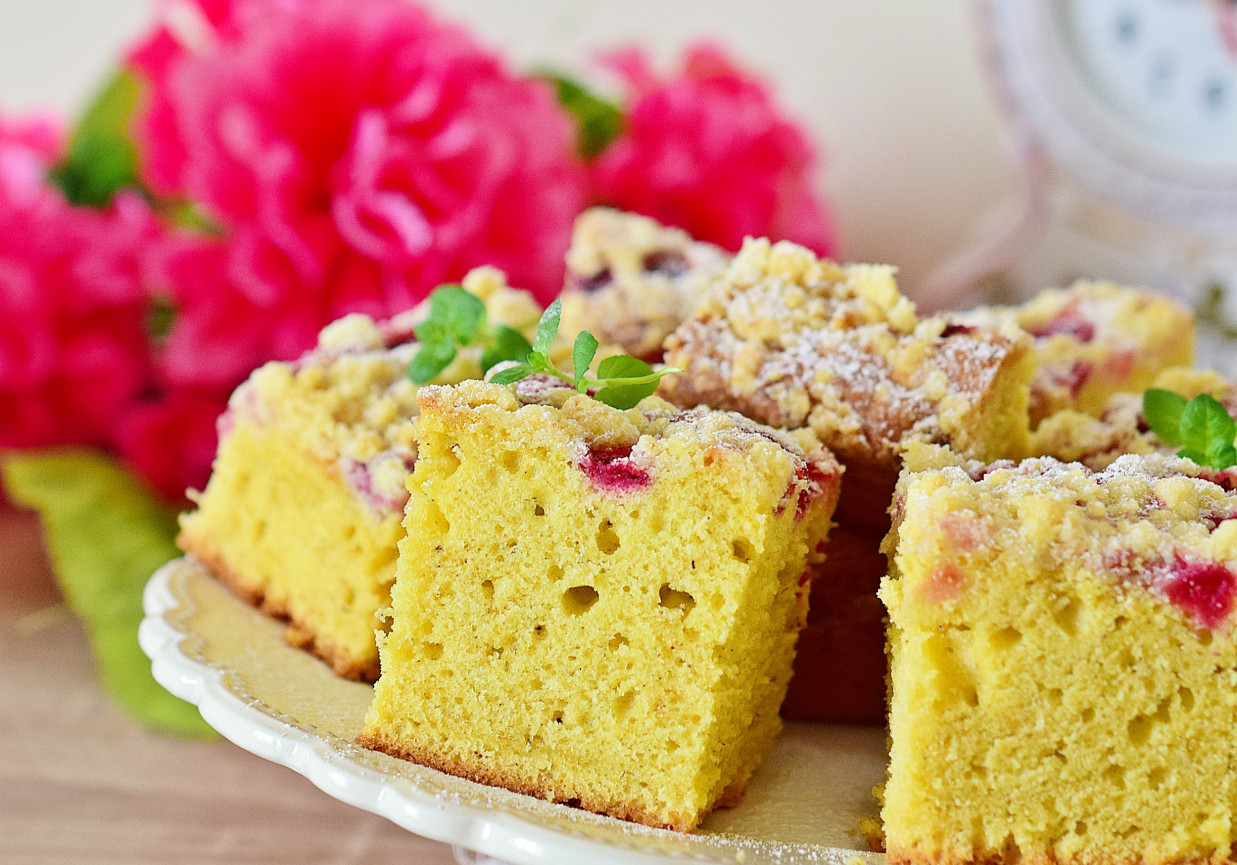 Ciasto jogurtowe z malinami i cytrynową kruszonką foto