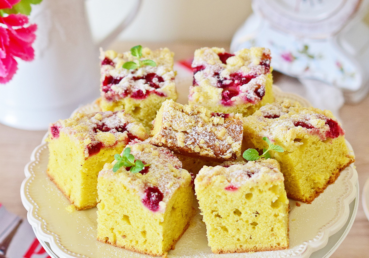 Ciasto jogurtowe z malinami i cytrynową kruszonką foto