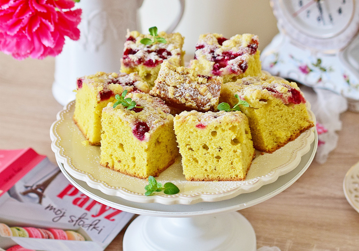 Ciasto jogurtowe z malinami i cytrynową kruszonką foto