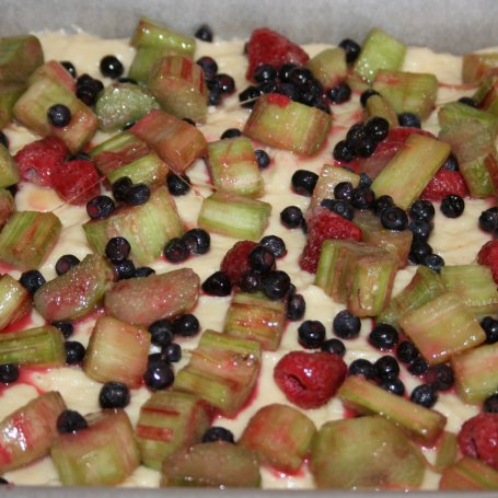 Krok 4 - Ciasto jogurtowe z owocami i kruszonką foto