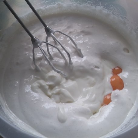 Krok 2 - Ciasto jogurtowe z owocami foto